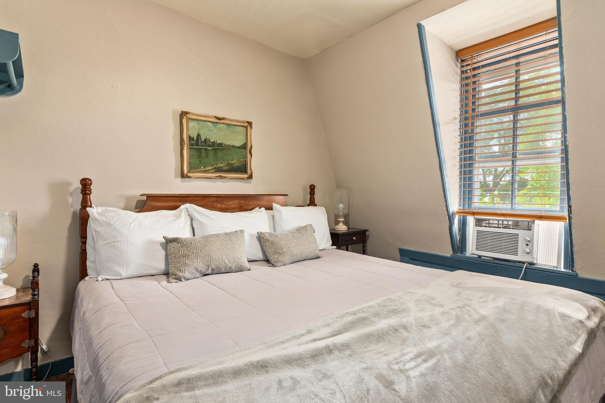 OXFORD - Commercial Sale