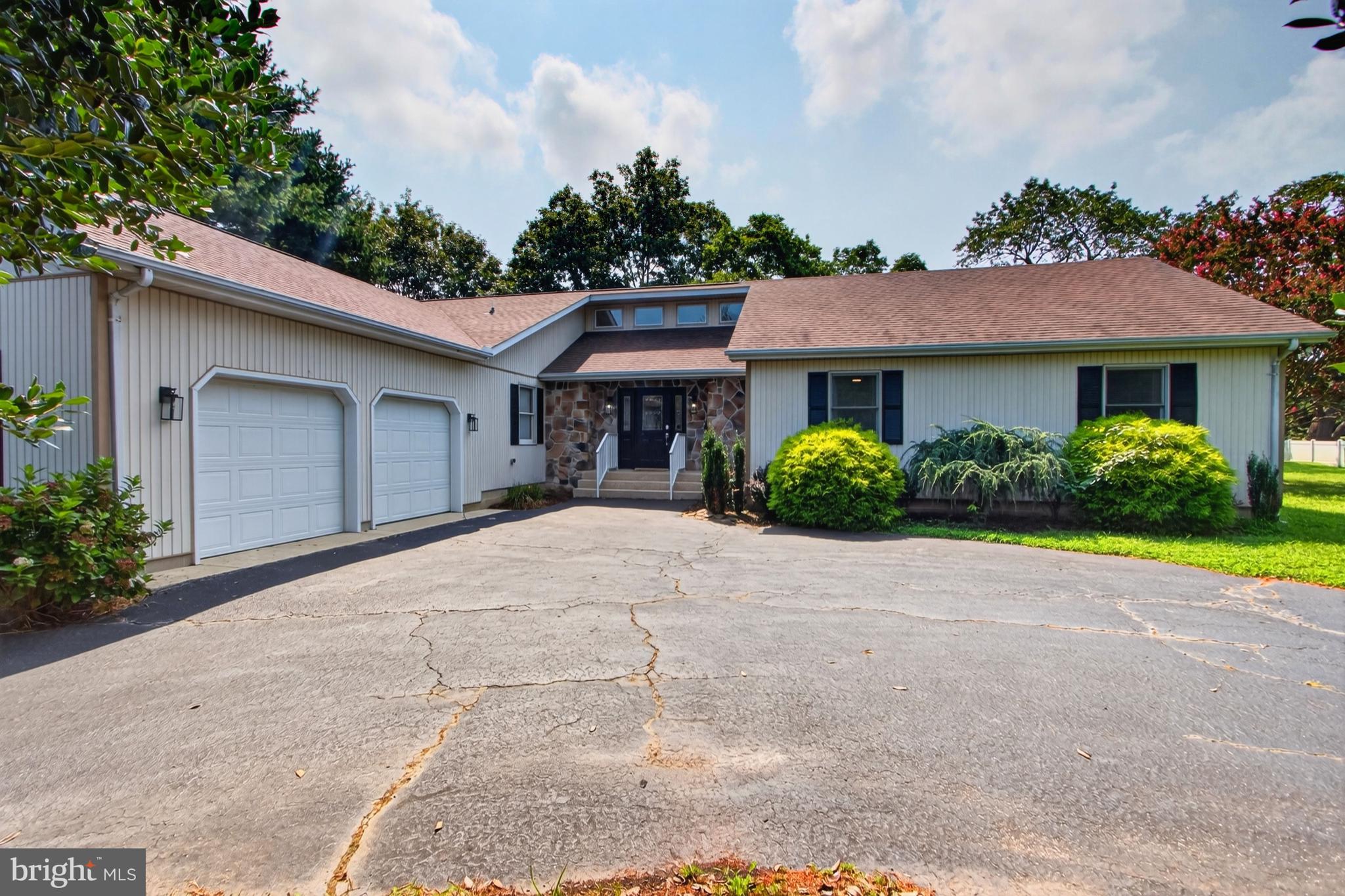 6 HARTFORD WAY