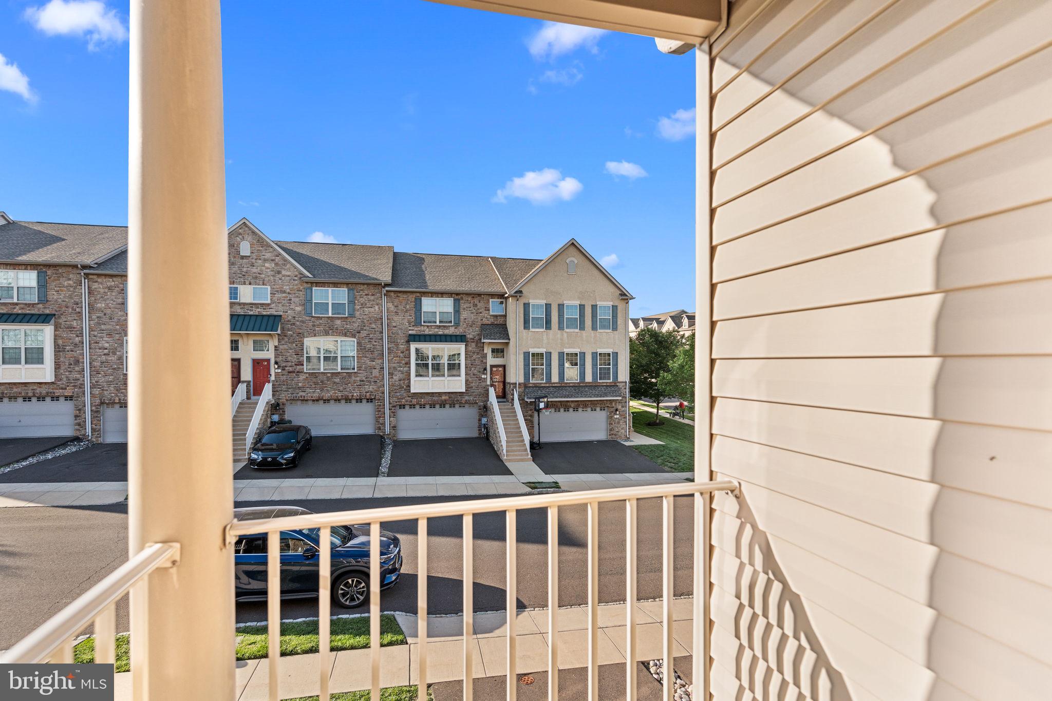 EMERALD WALK - Residential