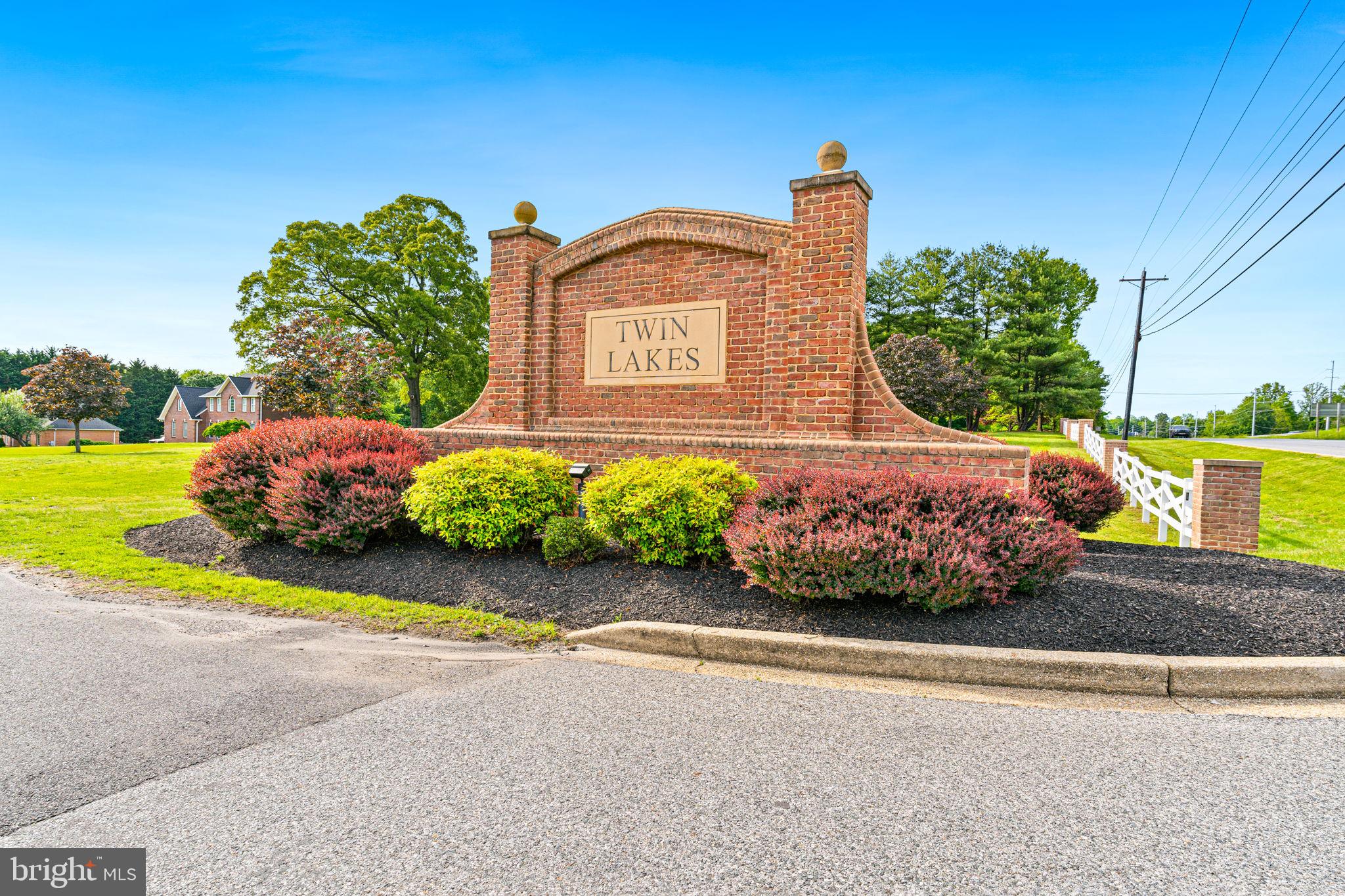 TWIN LAKES - Residential