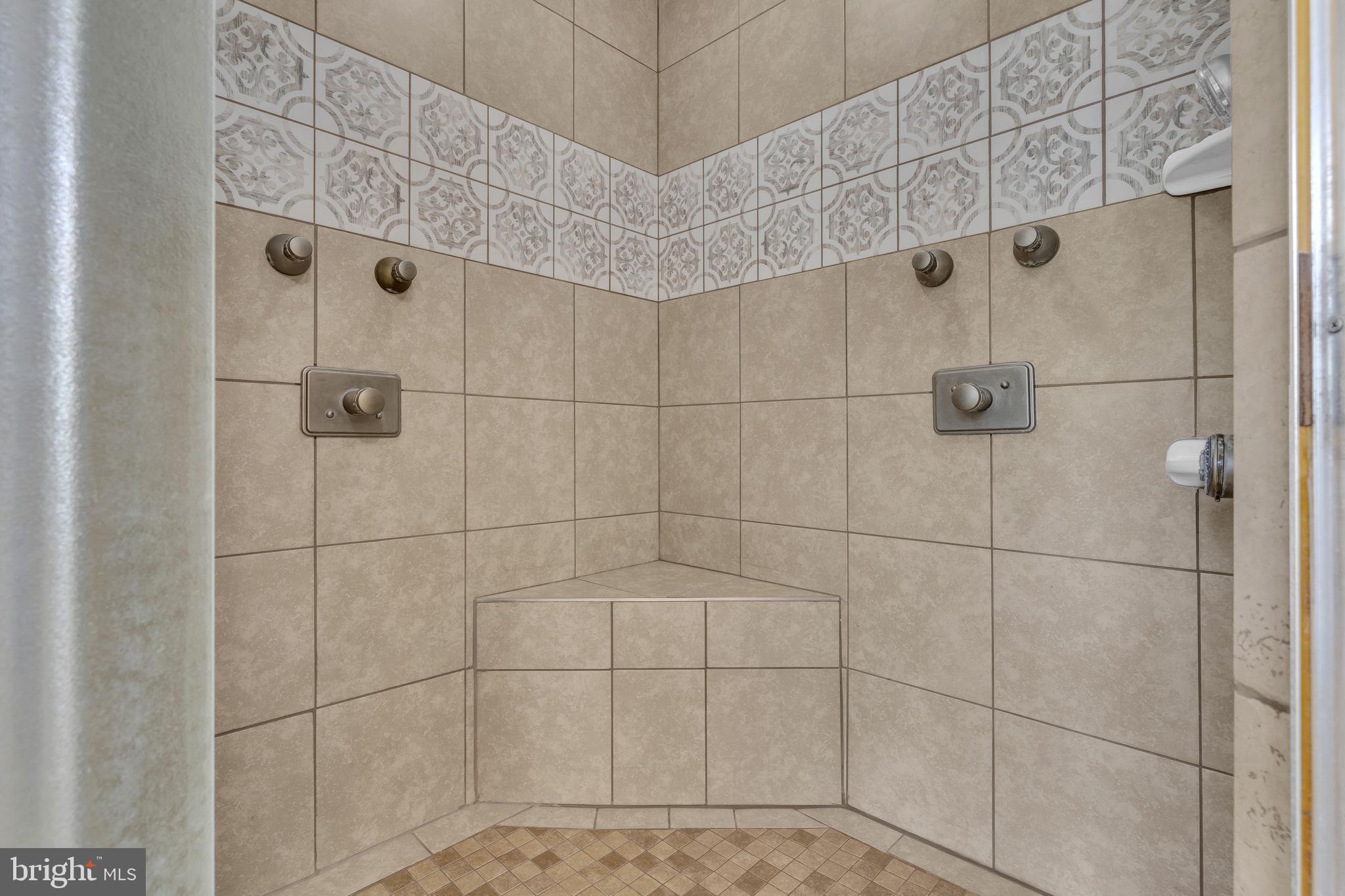 TWIN LAKES - Residential