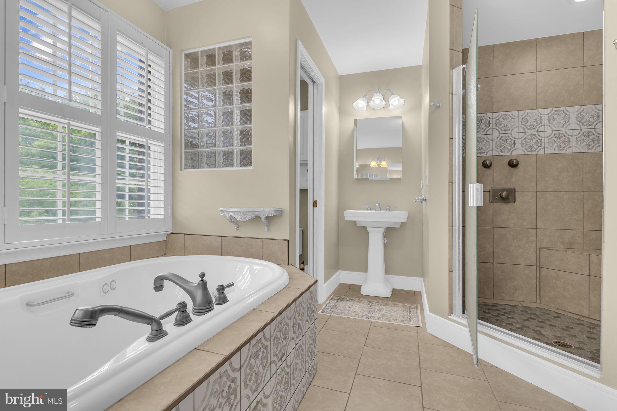 TWIN LAKES - Residential