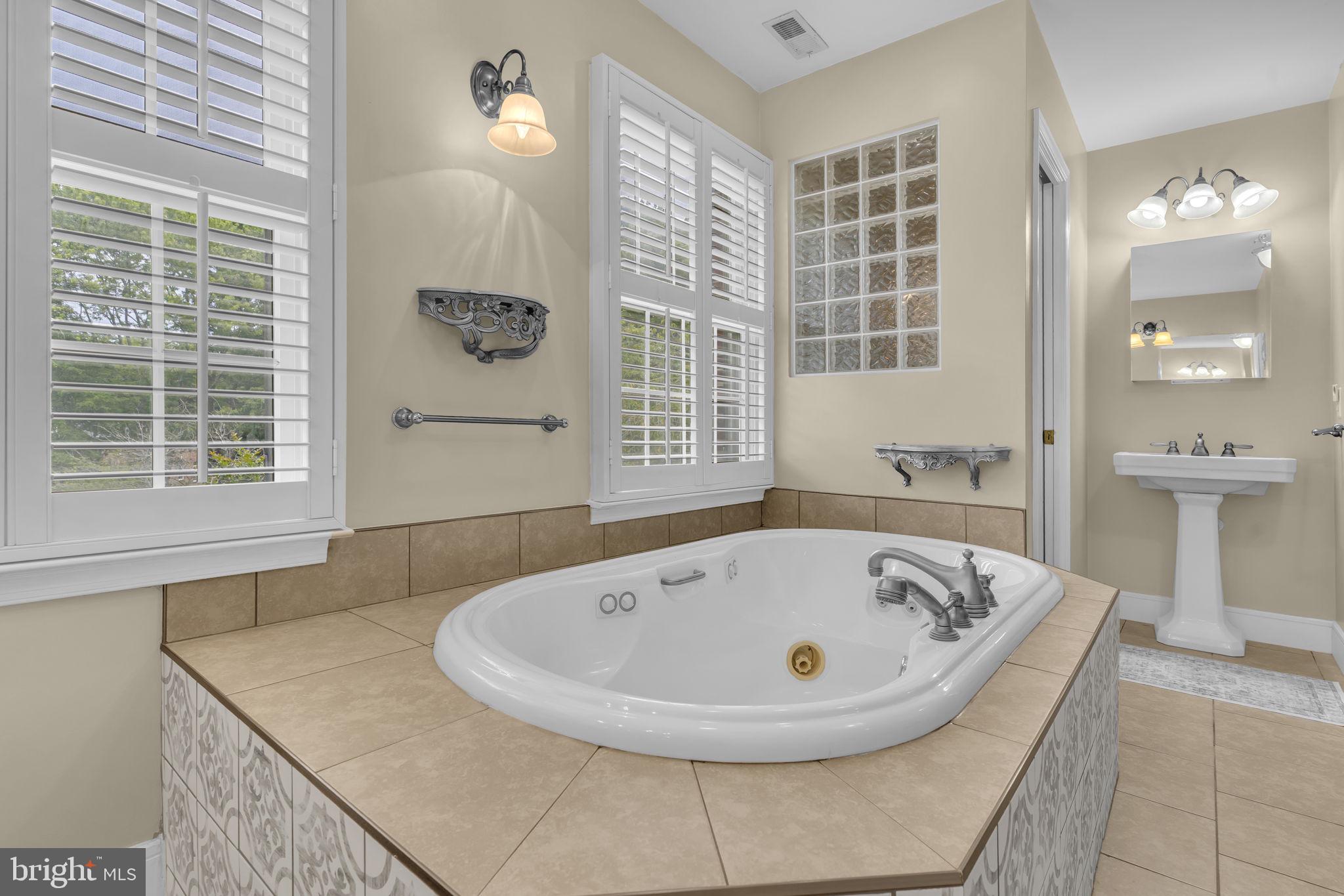 TWIN LAKES - Residential