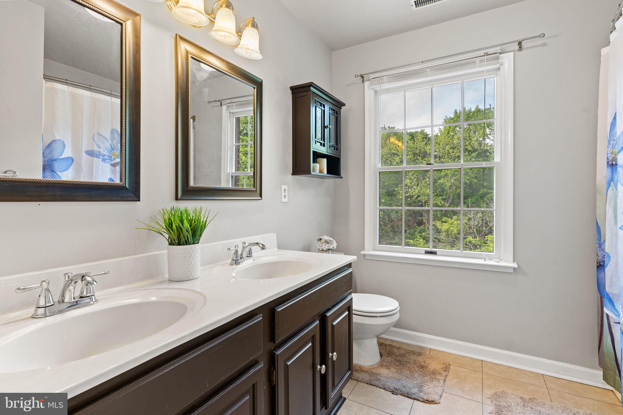 TWIN LAKES - Residential