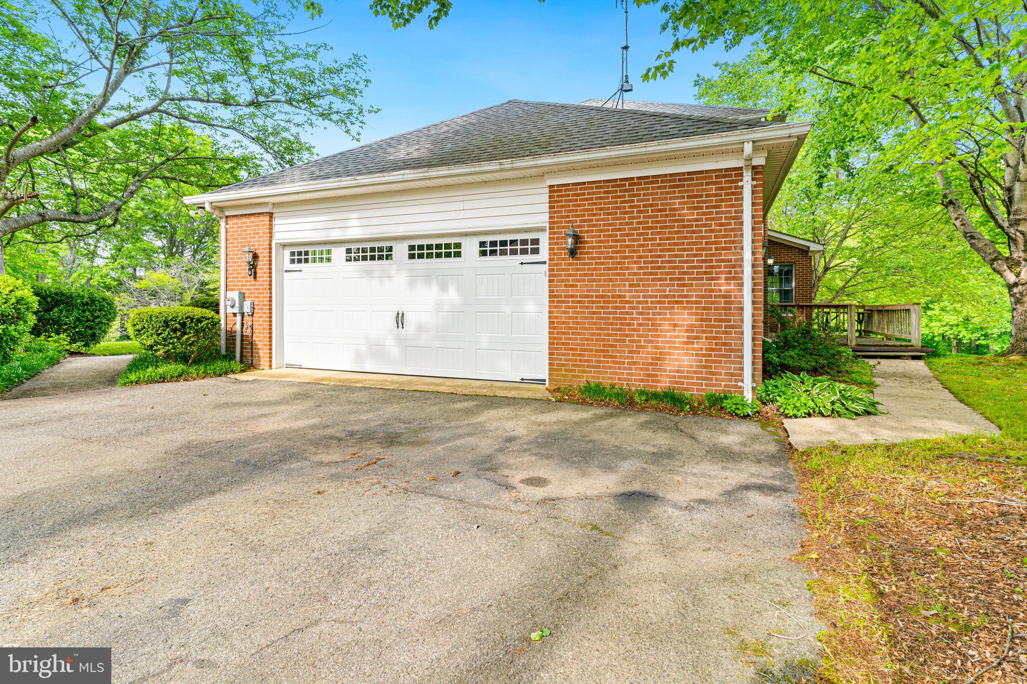 TWIN LAKES - Residential