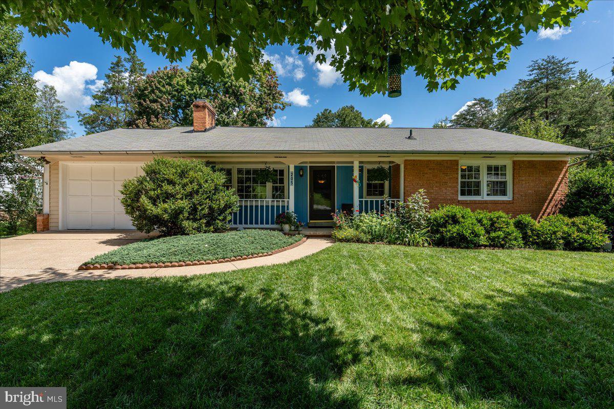 205 STONEWALL DRIVE