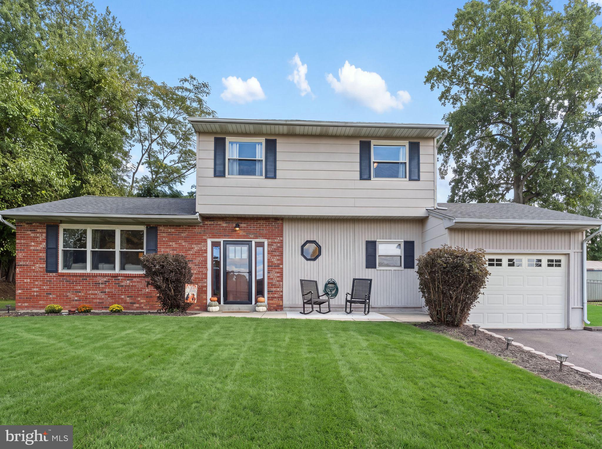 2051 ROSELYN DRIVE