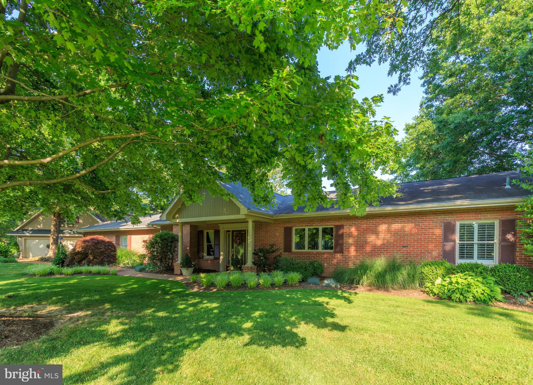 COUNTRY CLUB ESTATES - Residential