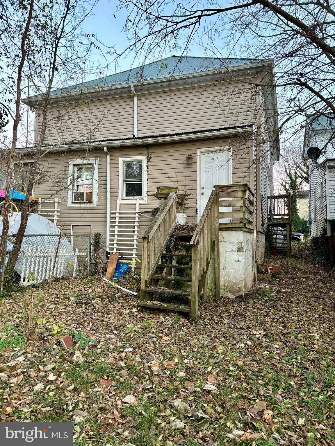 Main image without alt text