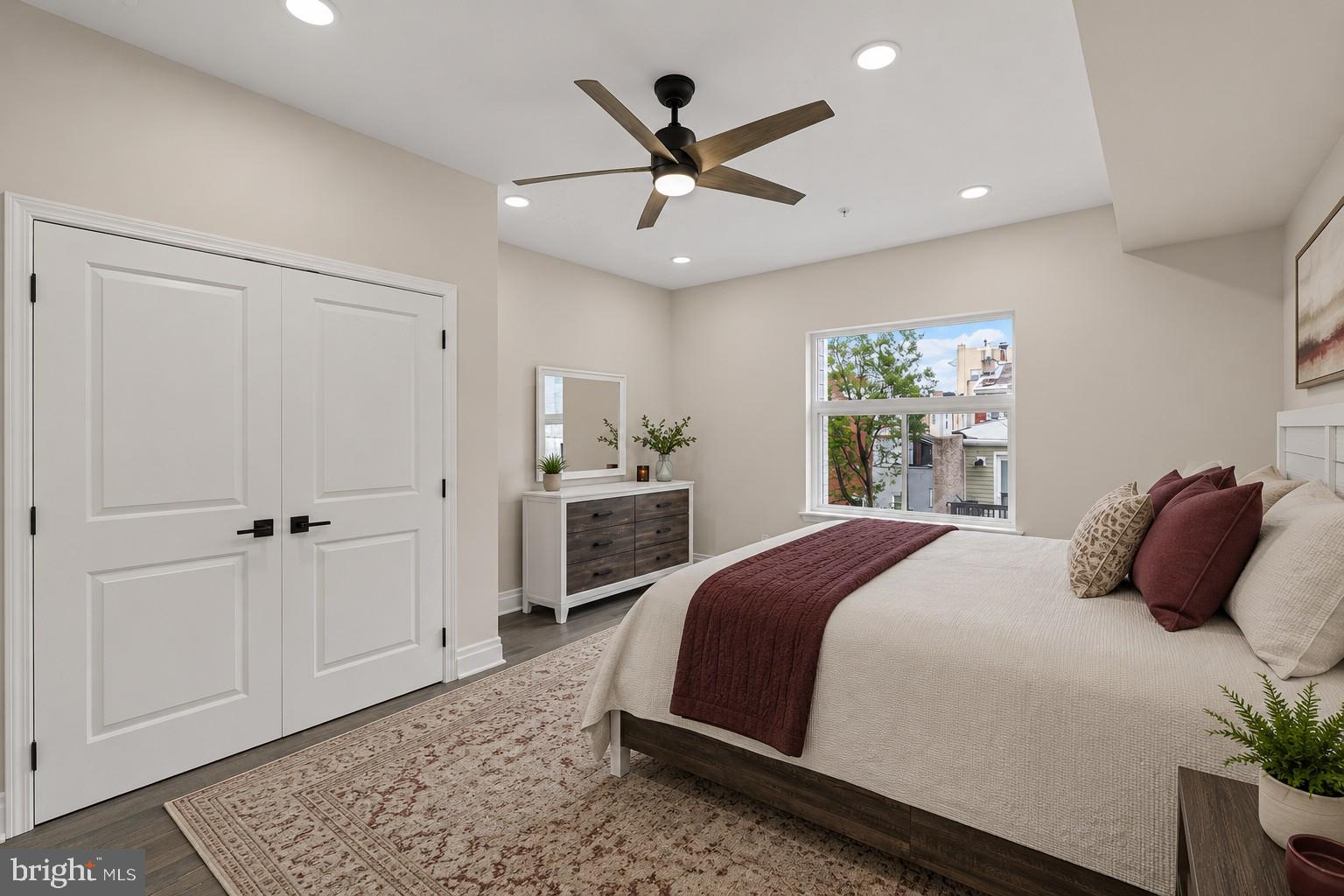 QUEEN VILLAGE - Residential