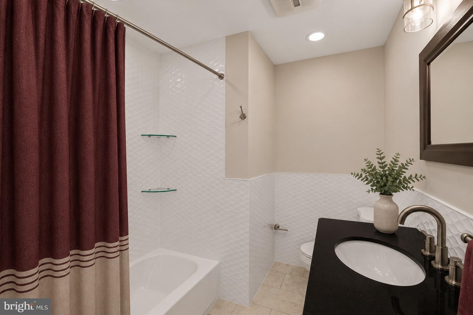 QUEEN VILLAGE - Residential