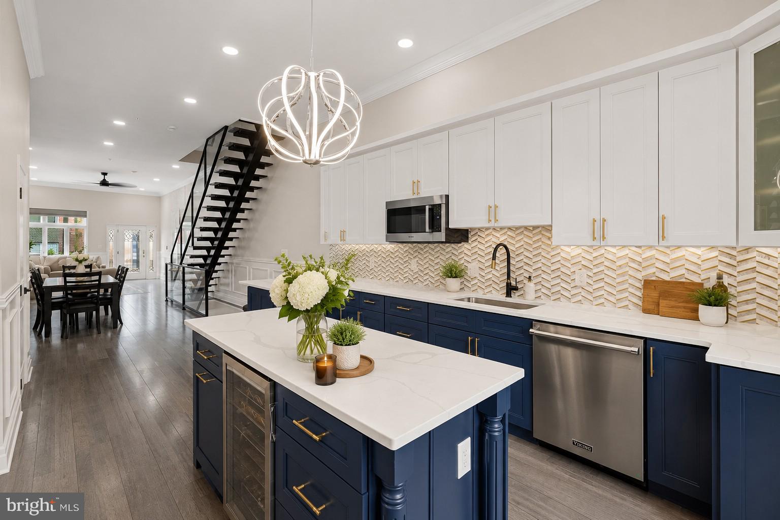 QUEEN VILLAGE - Residential