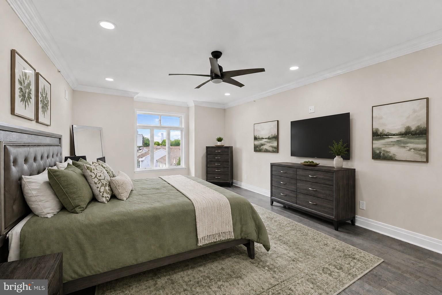 QUEEN VILLAGE - Residential
