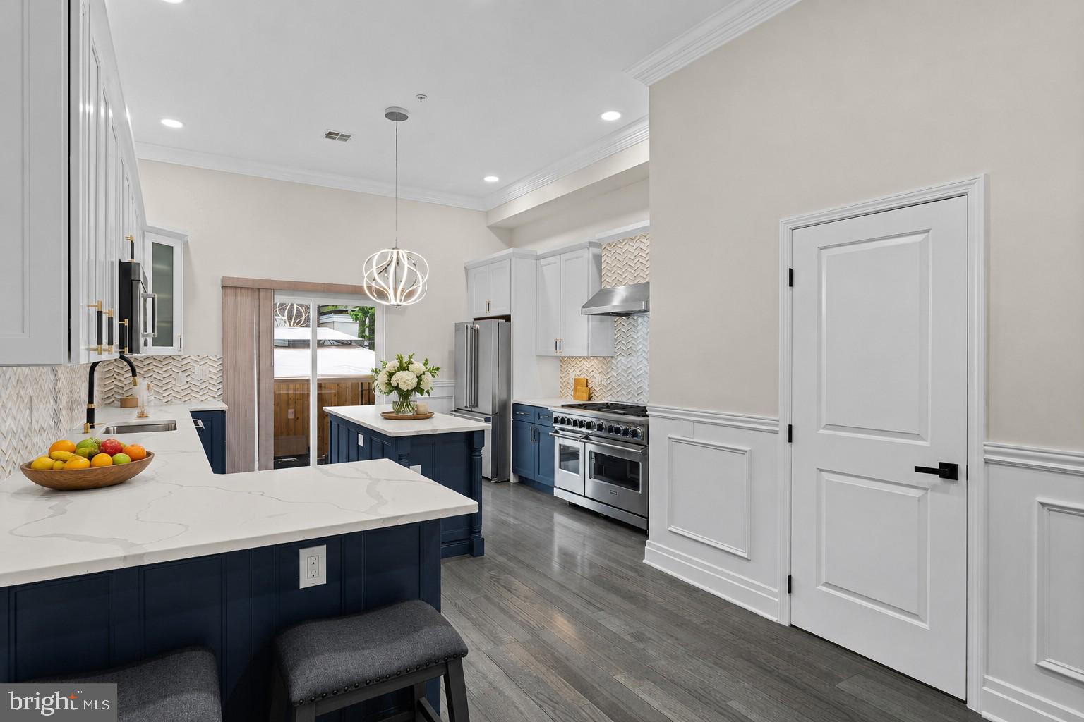 QUEEN VILLAGE - Residential