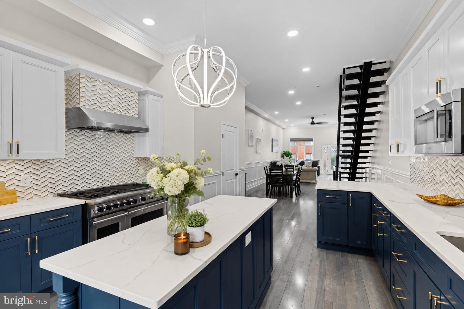 QUEEN VILLAGE - Residential