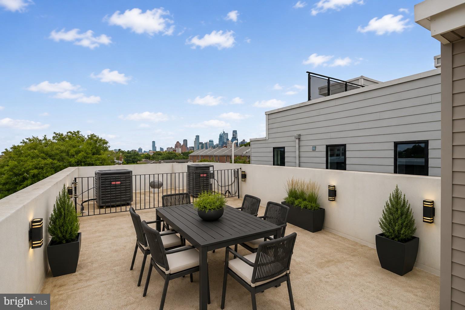 QUEEN VILLAGE - Residential