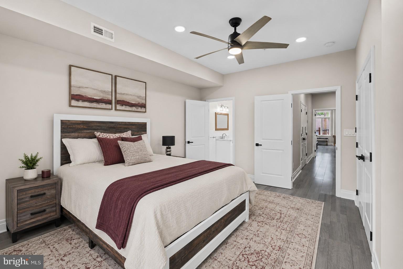 QUEEN VILLAGE - Residential