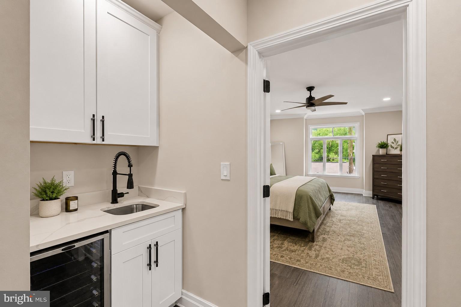 QUEEN VILLAGE - Residential