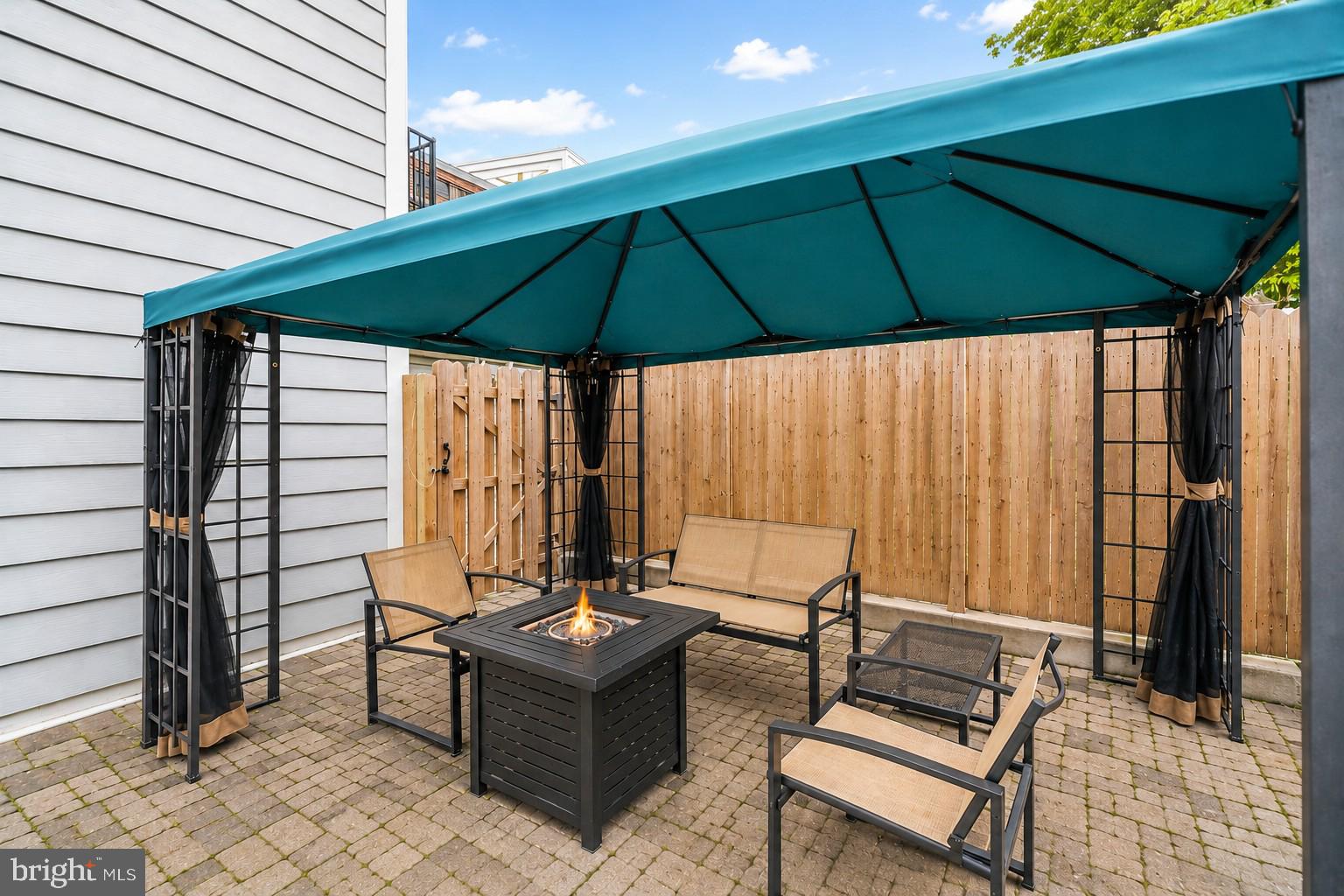QUEEN VILLAGE - Residential