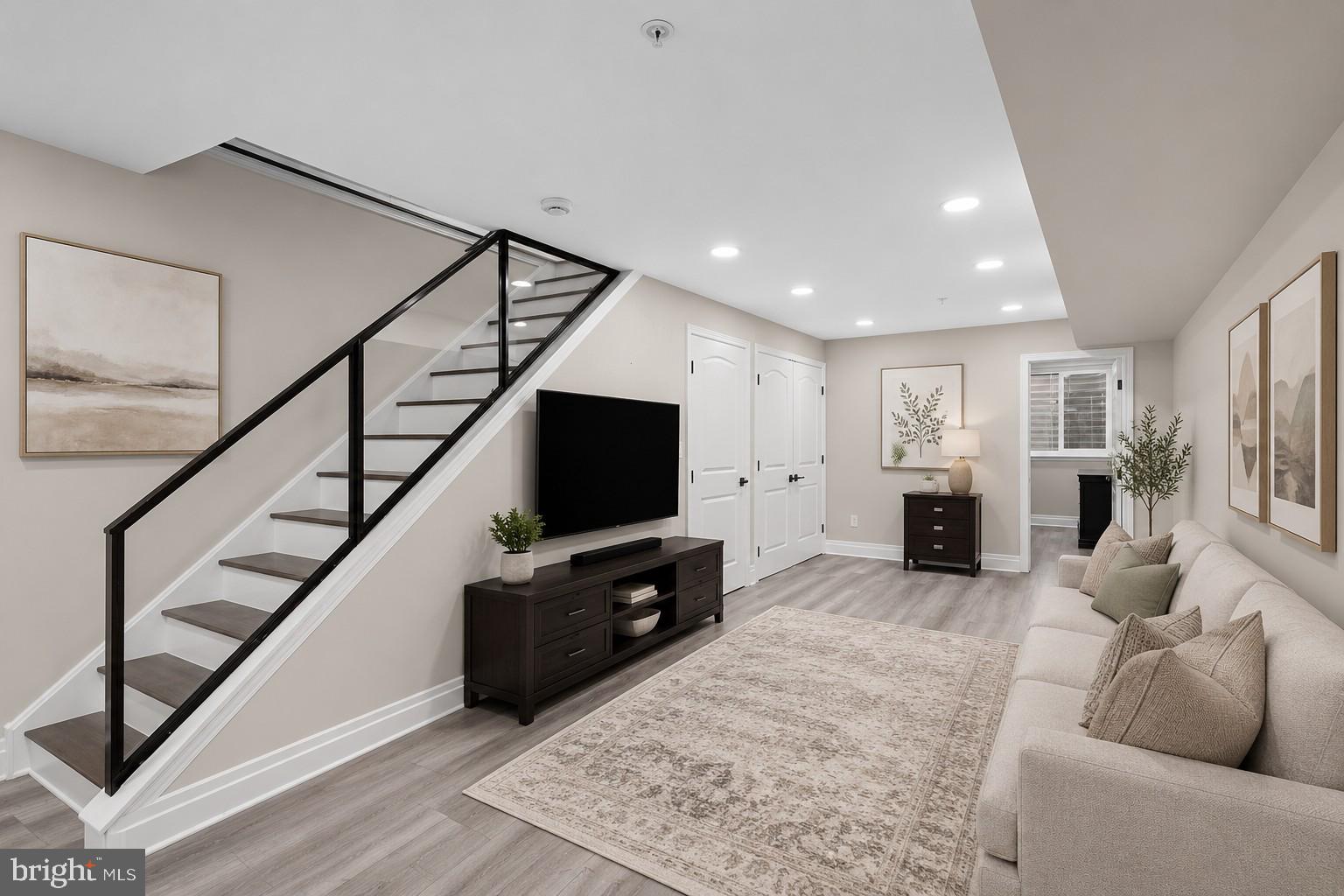 QUEEN VILLAGE - Residential