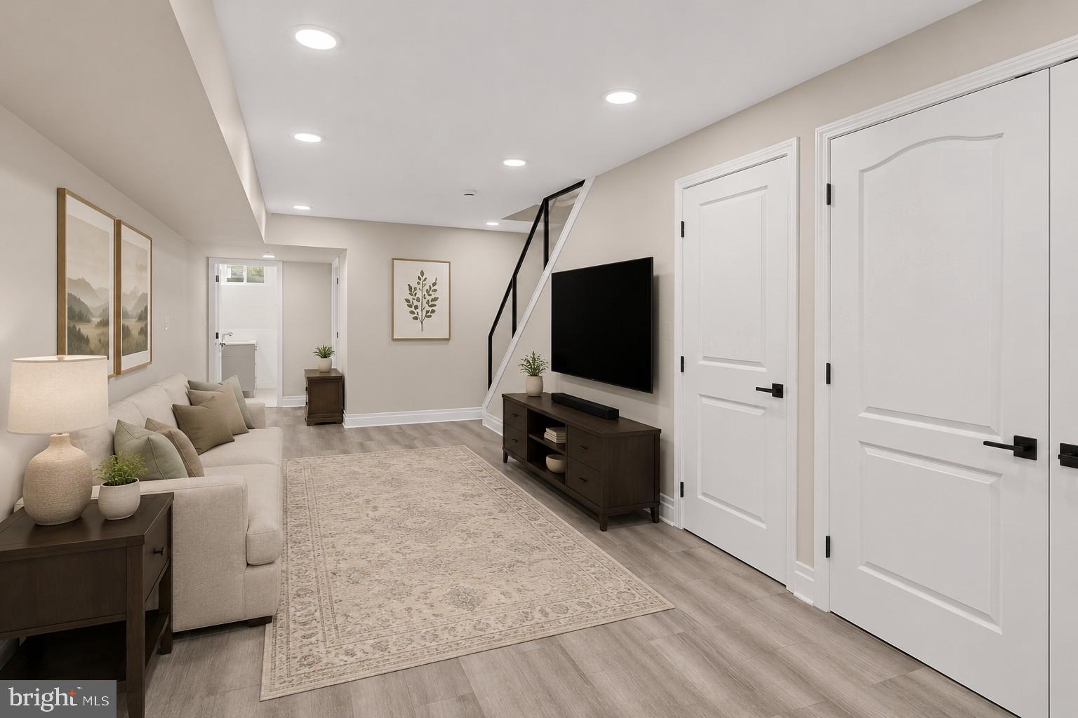 QUEEN VILLAGE - Residential
