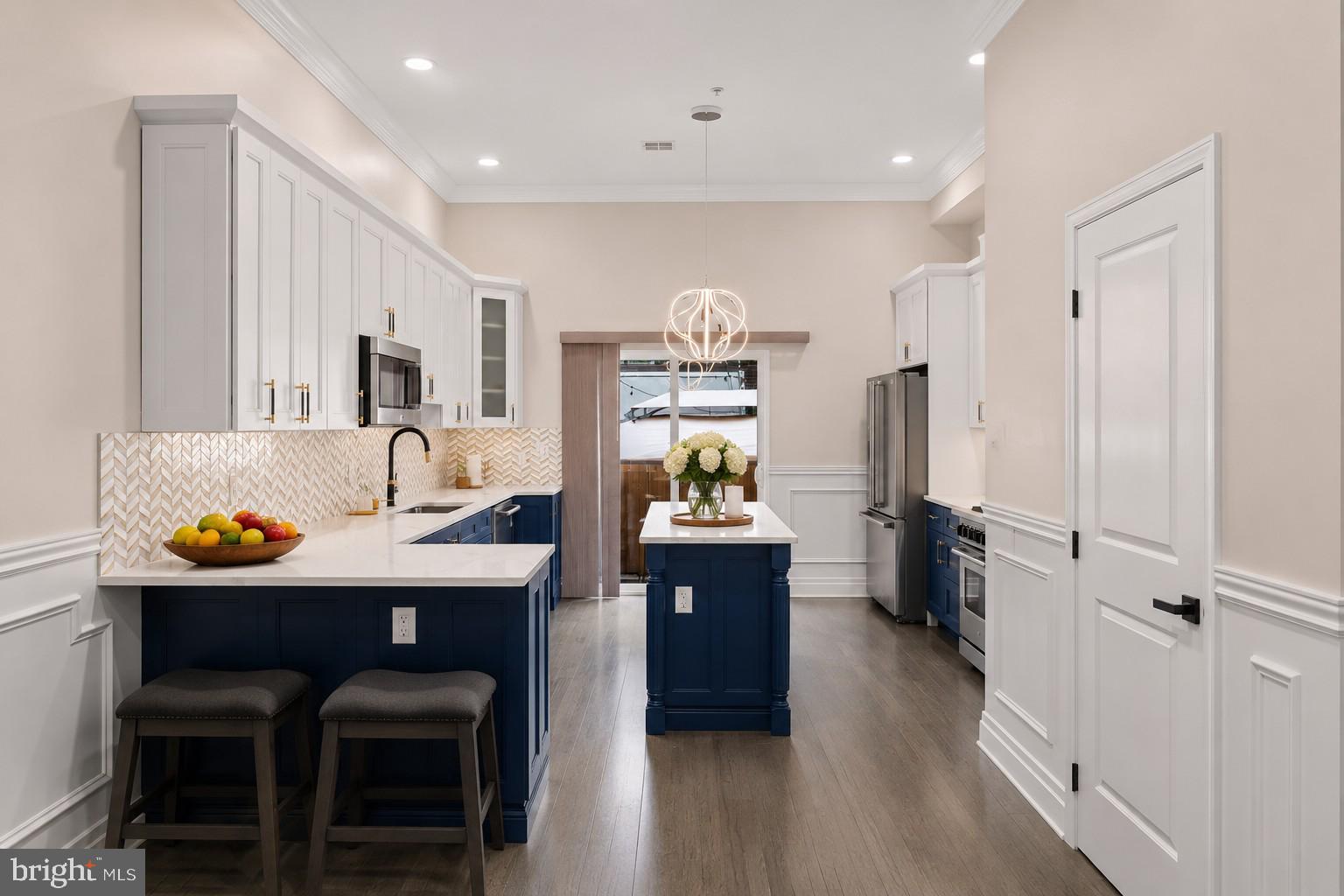 QUEEN VILLAGE - Residential