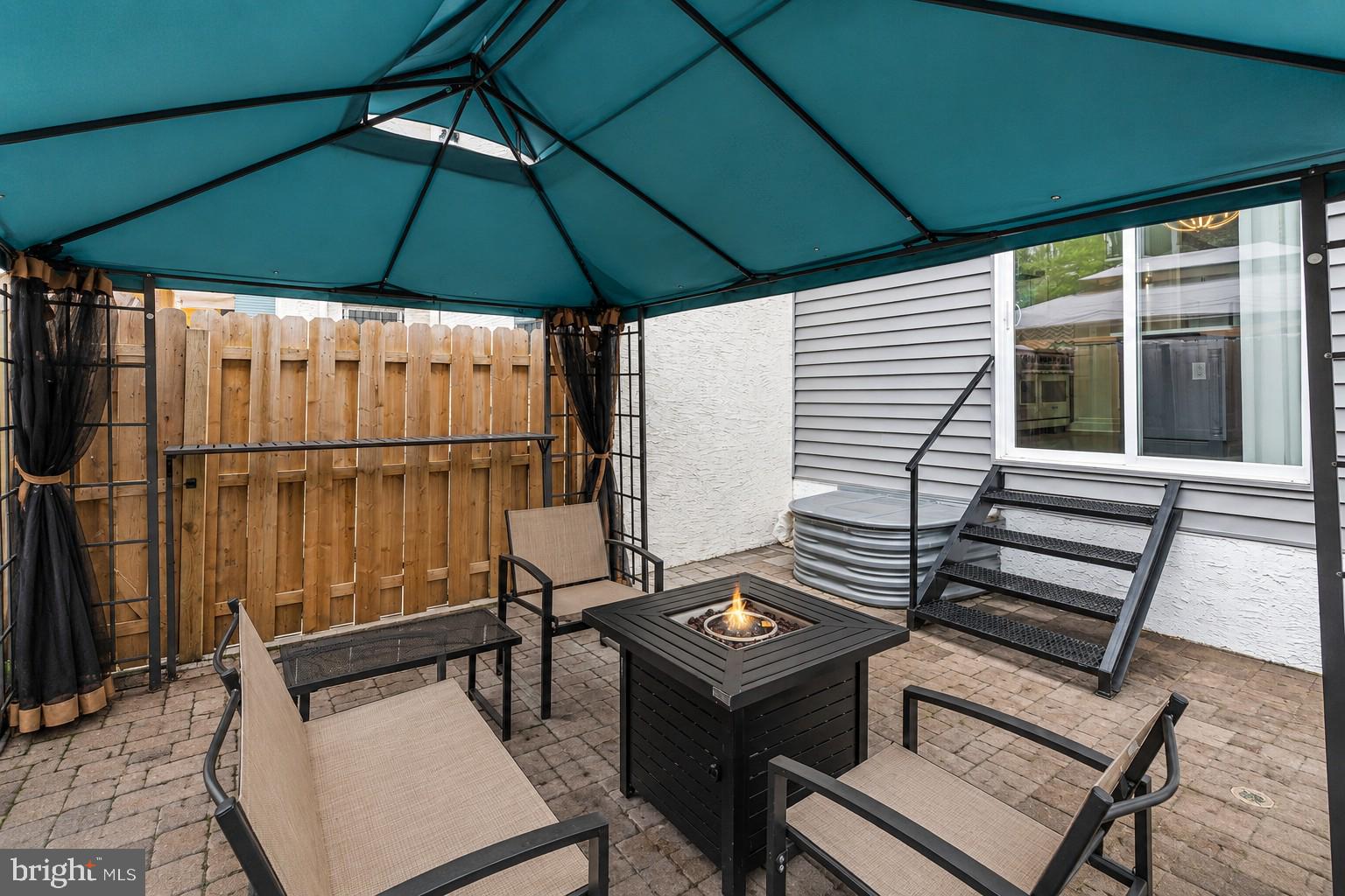 QUEEN VILLAGE - Residential