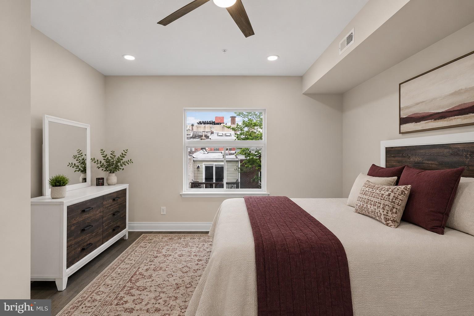 QUEEN VILLAGE - Residential