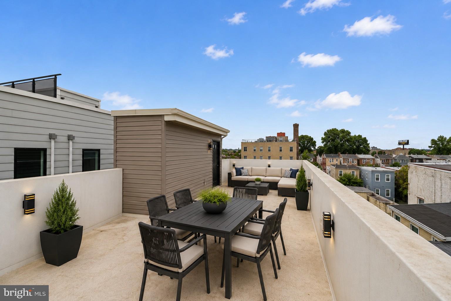 QUEEN VILLAGE - Residential