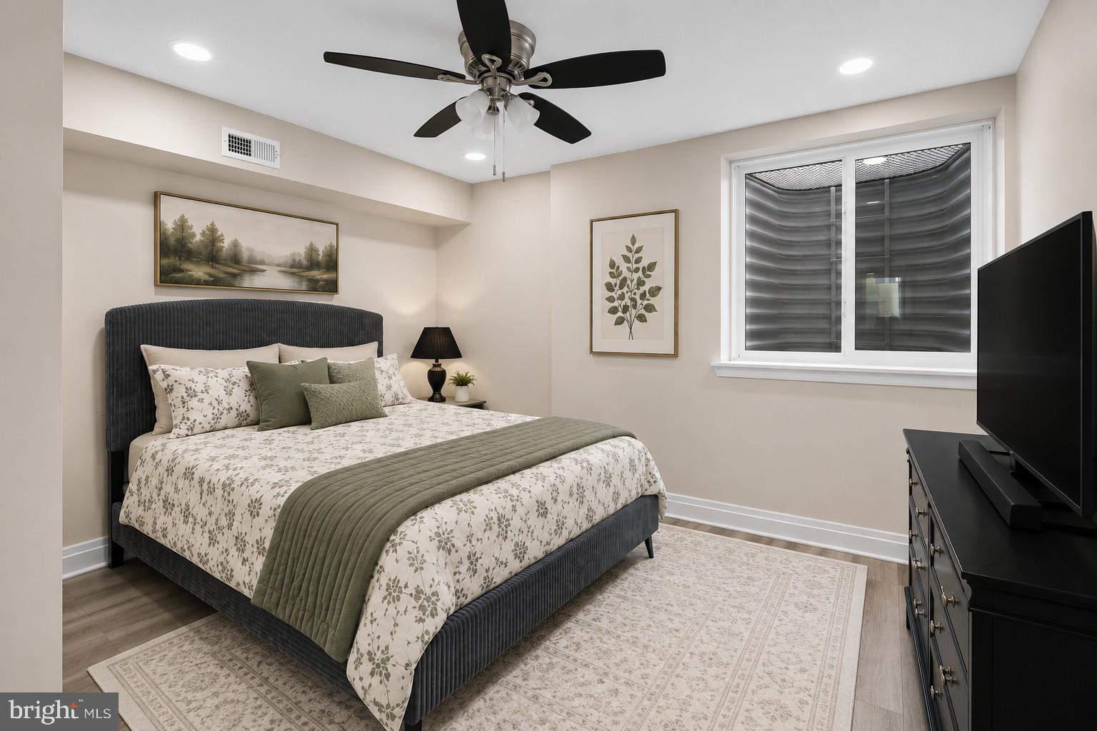 QUEEN VILLAGE - Residential
