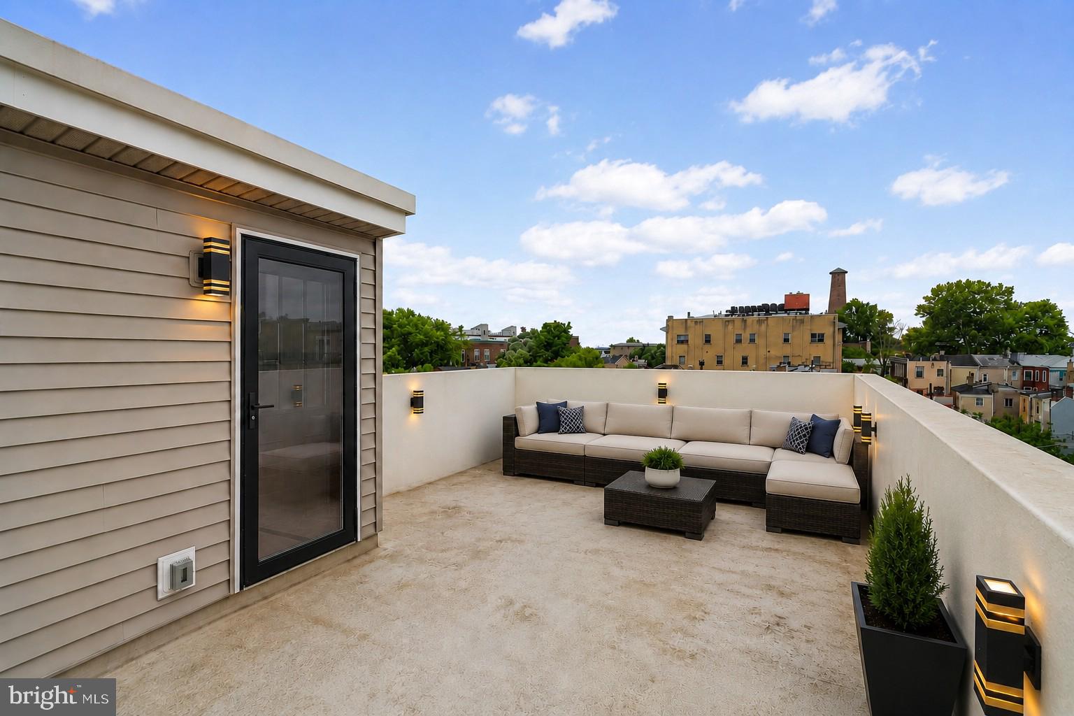 QUEEN VILLAGE - Residential