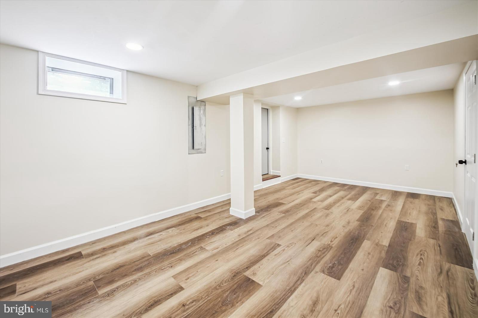 WOODLAND BEACH - Residential