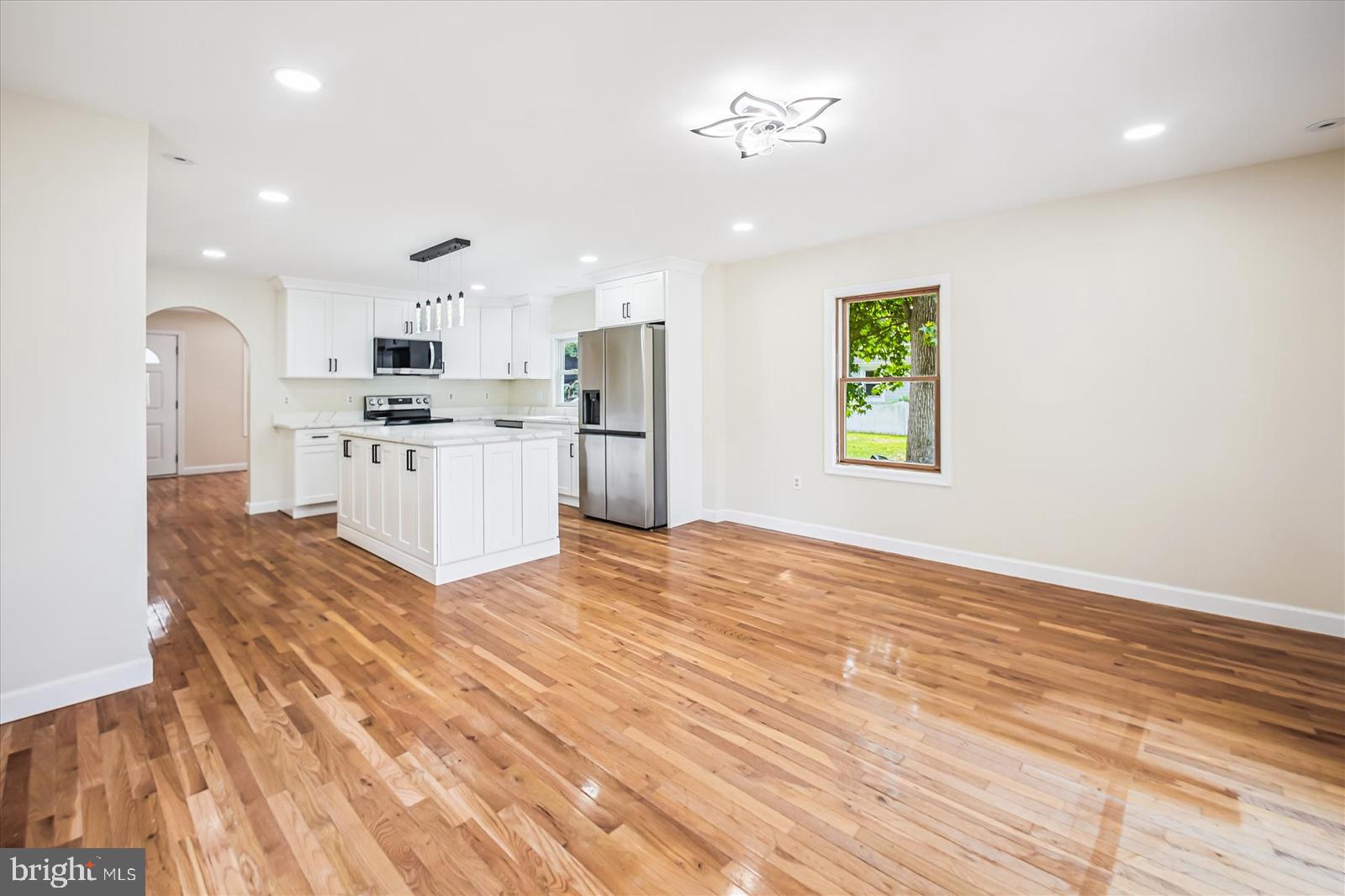 WOODLAND BEACH - Residential