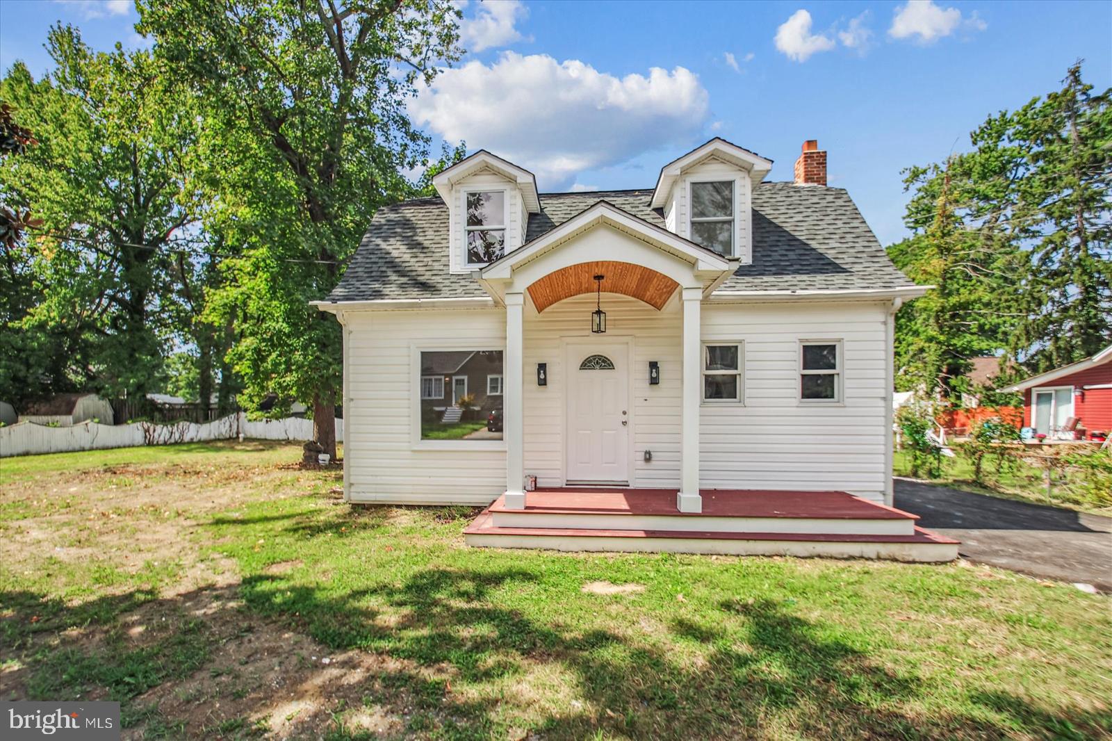 WOODLAND BEACH - Residential