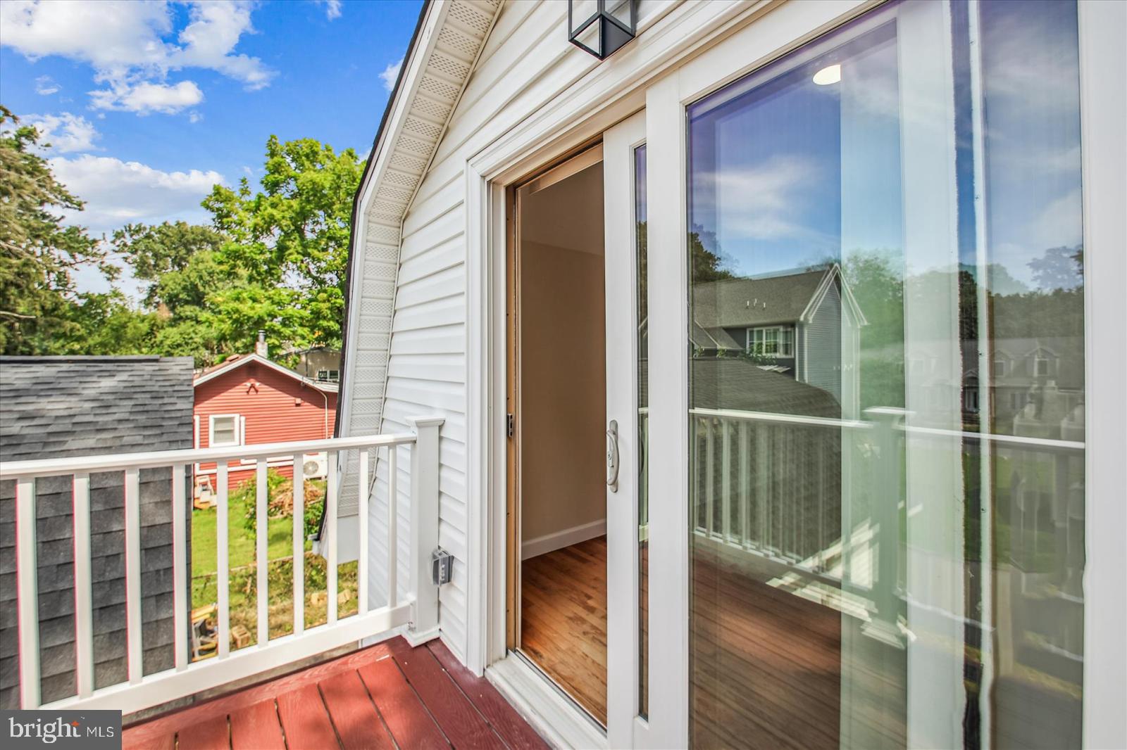 WOODLAND BEACH - Residential