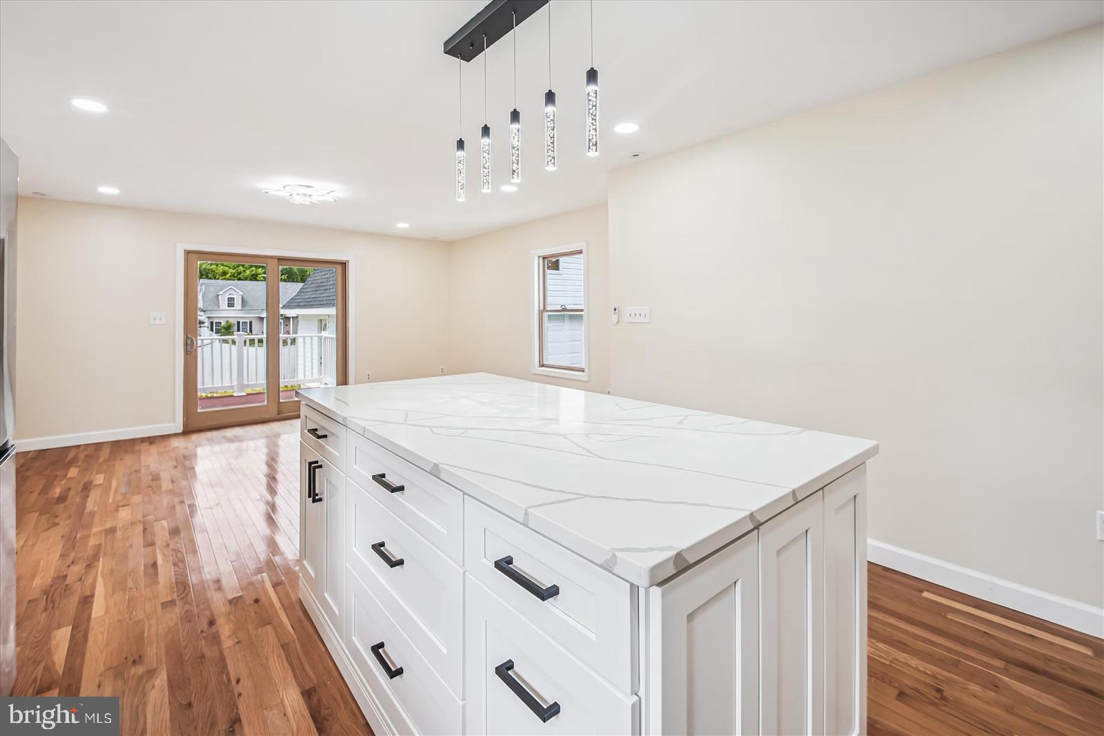 WOODLAND BEACH - Residential