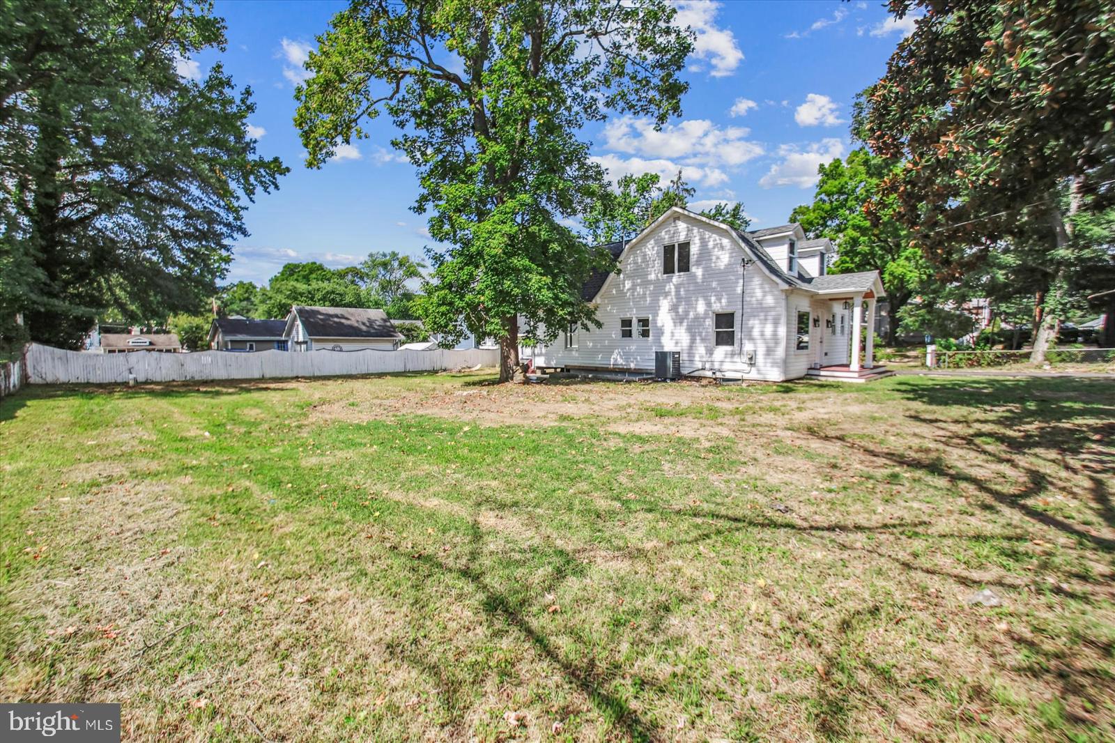 WOODLAND BEACH - Residential