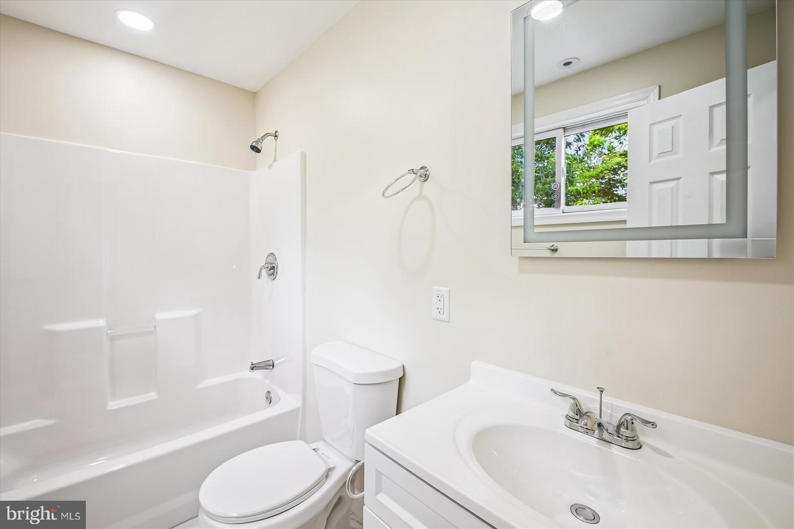 WOODLAND BEACH - Residential