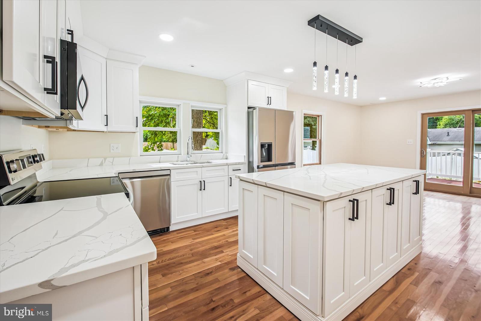 WOODLAND BEACH - Residential