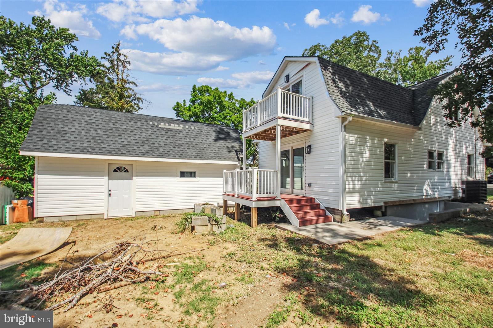 WOODLAND BEACH - Residential