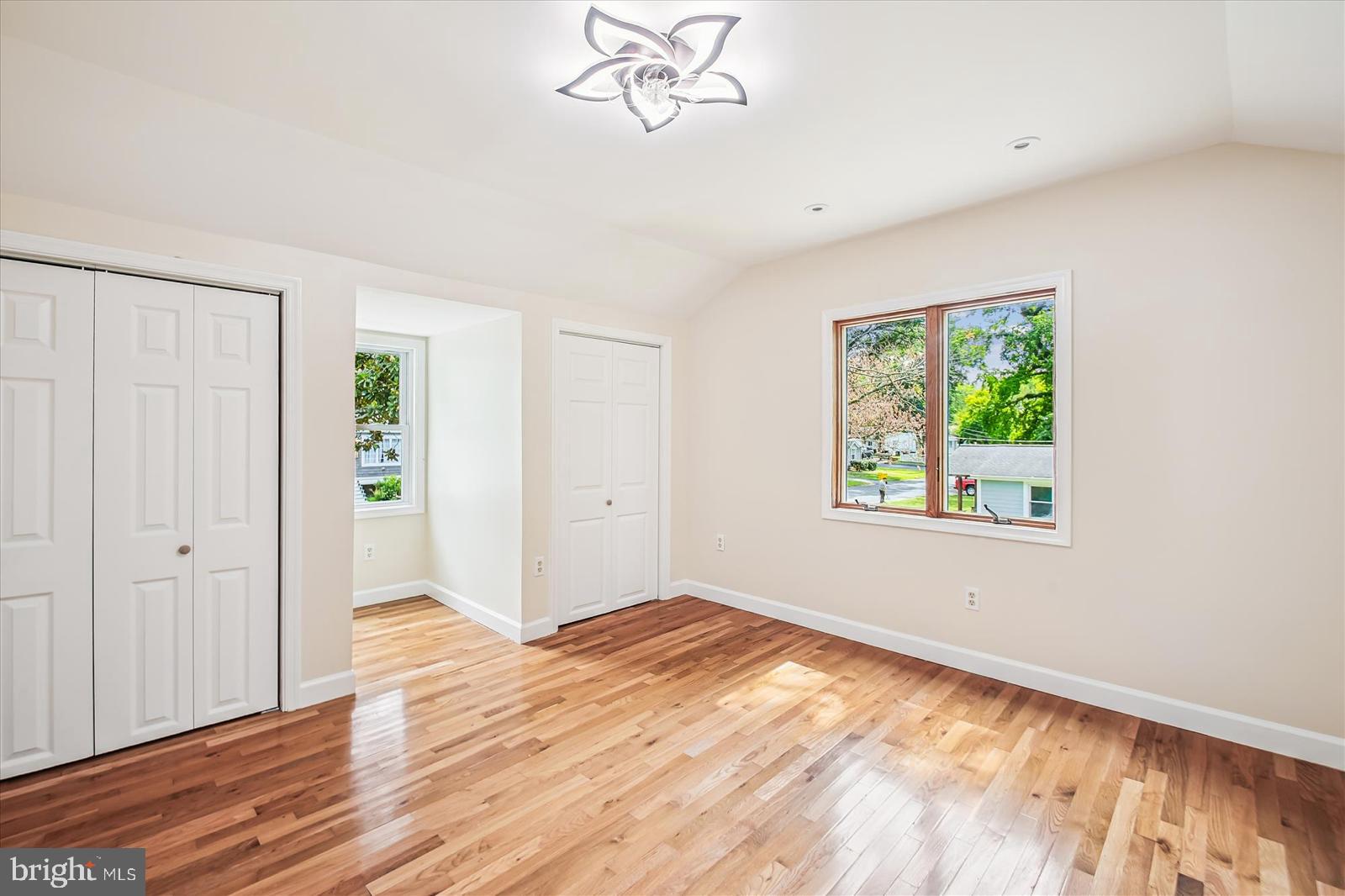 WOODLAND BEACH - Residential