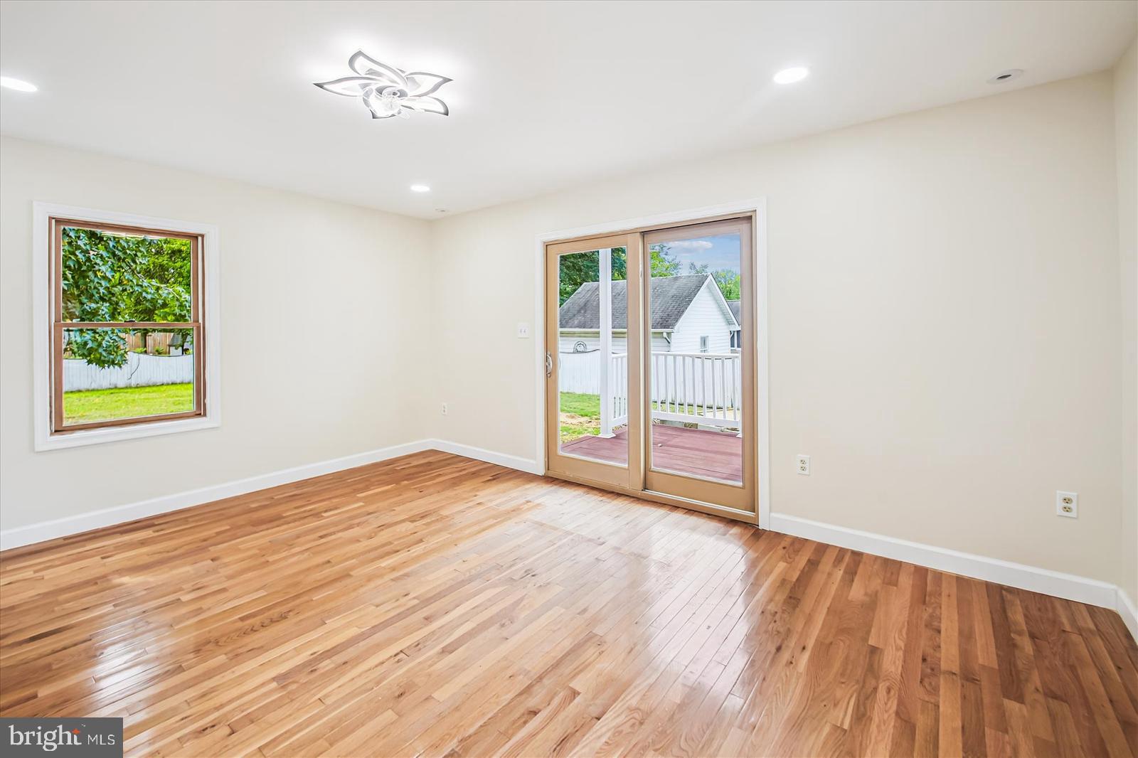 WOODLAND BEACH - Residential