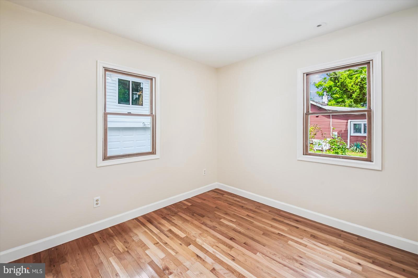 WOODLAND BEACH - Residential