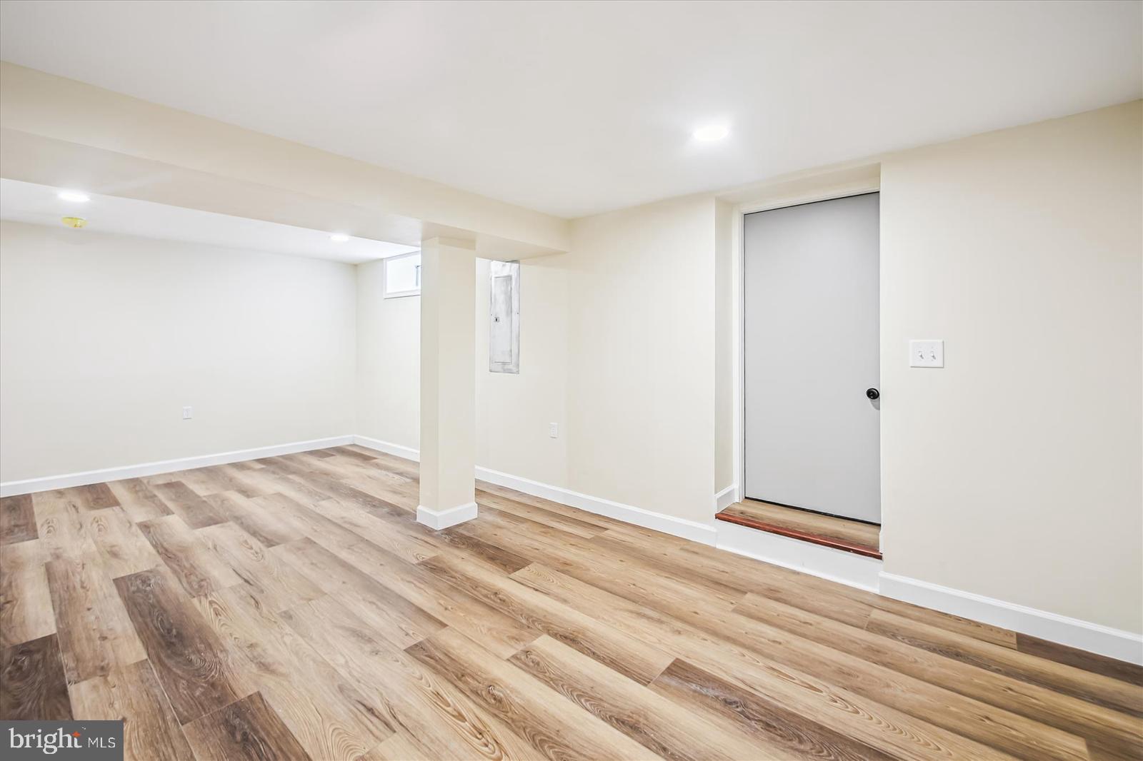 WOODLAND BEACH - Residential