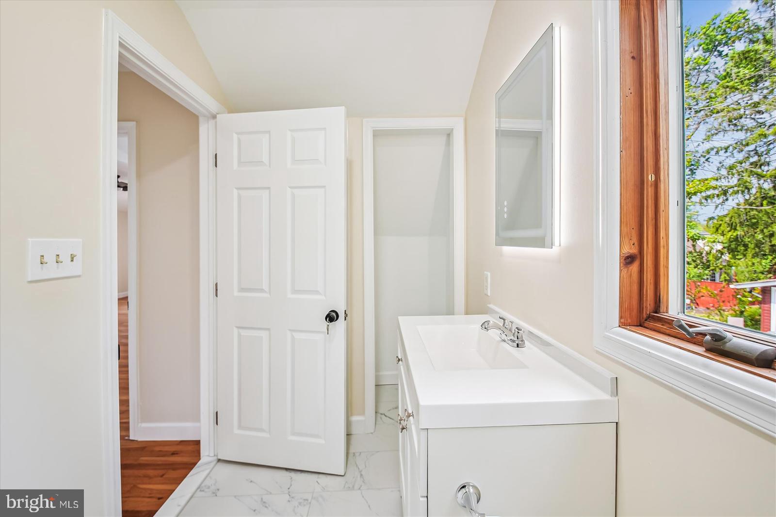 WOODLAND BEACH - Residential