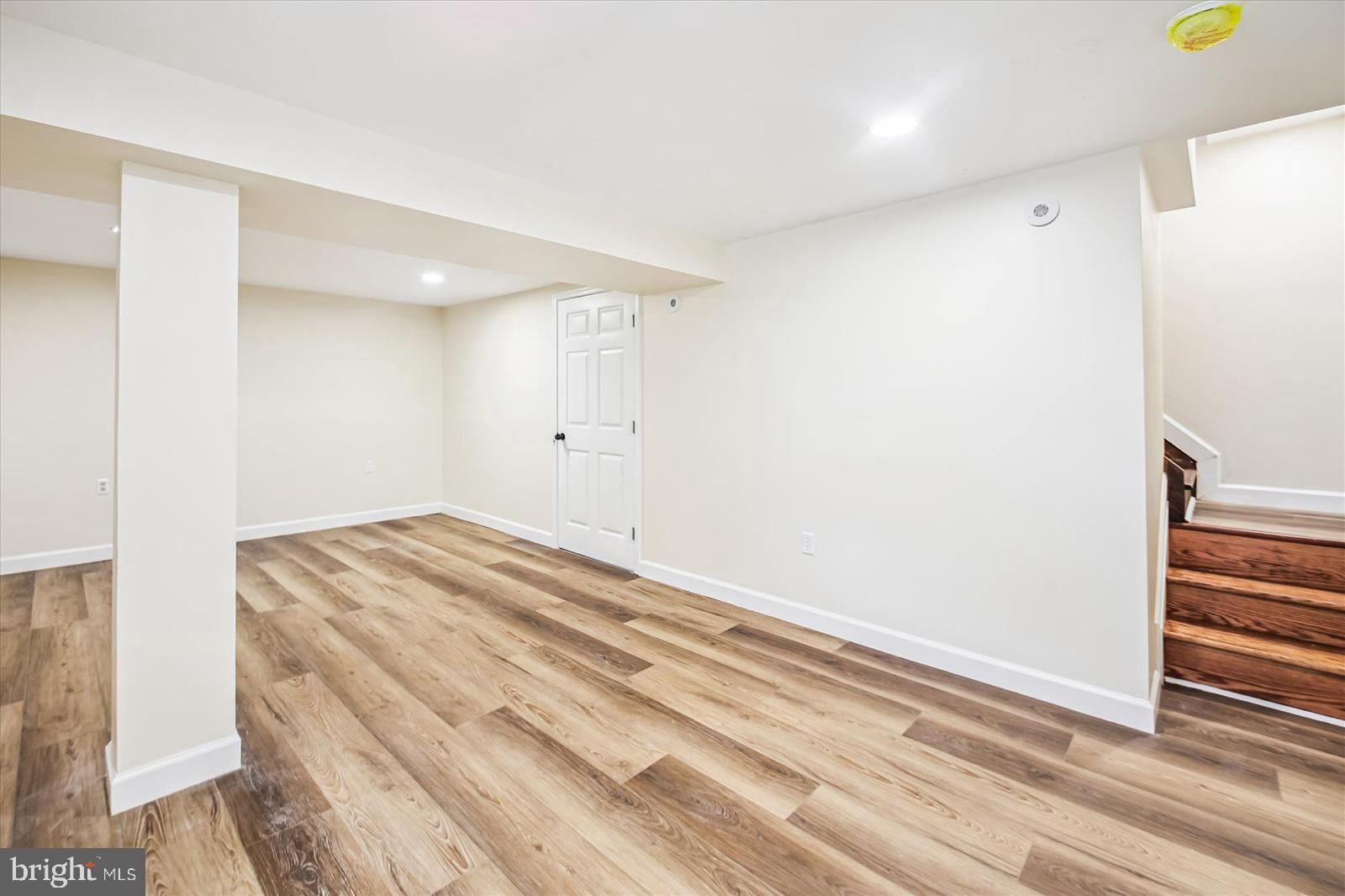 WOODLAND BEACH - Residential