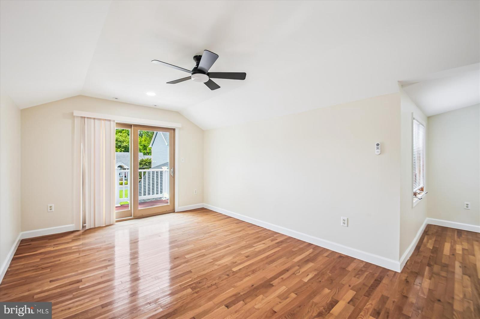 WOODLAND BEACH - Residential