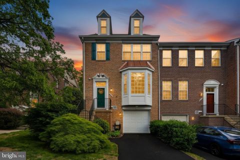 Photo of 6516 Milva Lane, SPRINGFIELD, VA 22150 (MLS # VAFX2307354)