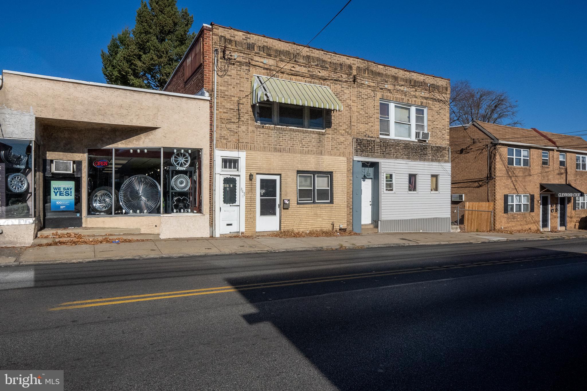 Main image without alt text