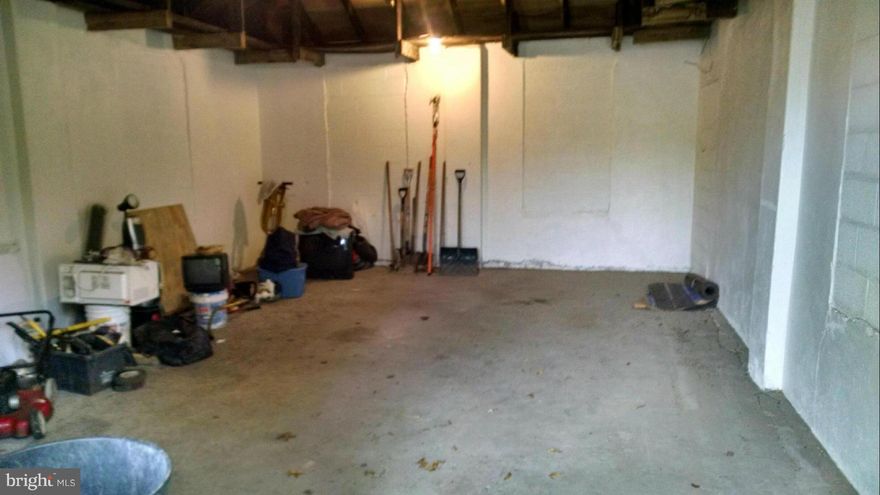 SPACIOUS GARAGE WITH NEW ROOF AND FRESHLY PAINTED.FOR STORAGE ONLY.EASY LOCATION OFF HARFORD RD. NEAR HAMILTON AVE.